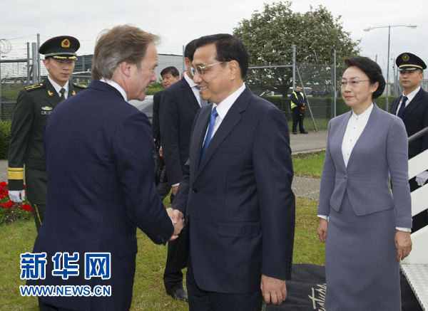 6月16日，應(yīng)英國首相卡梅倫邀請，國務(wù)院總理李克強乘專機抵達倫敦希思羅機場，開始對英國進行正式訪問。李克強總理夫人程虹同機抵達。這是英國政府高級官員到機場迎接李克強總理和夫人。新華社記者 黃敬文 攝
