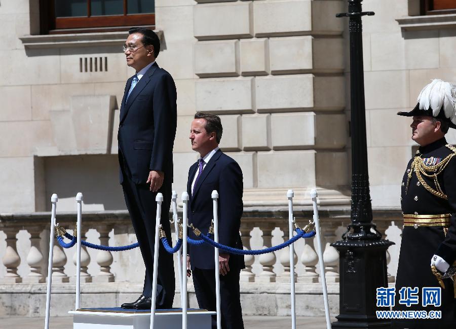 6月17日，中國國務(wù)院總理李克強(qiáng)在倫敦唐寧街10號首相府同英國首相卡梅倫舉行中英總理年度會晤。這是會晤前，卡梅倫為李克強(qiáng)舉行隆重的歡迎儀式。新華社記者 龐興雷 攝 