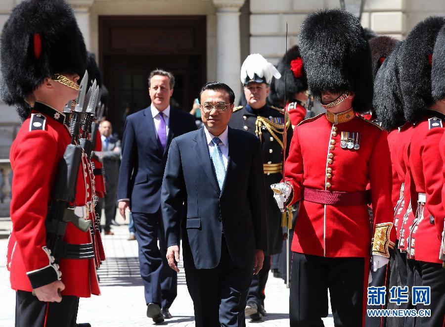 6月17日，國務(wù)院總理李克強(qiáng)在倫敦唐寧街10號首相府同英國首相卡梅倫舉行中英總理年度會晤。這是會晤前，卡梅倫為李克強(qiáng)舉行隆重的歡迎儀式。新華社記者 龐興雷 攝
