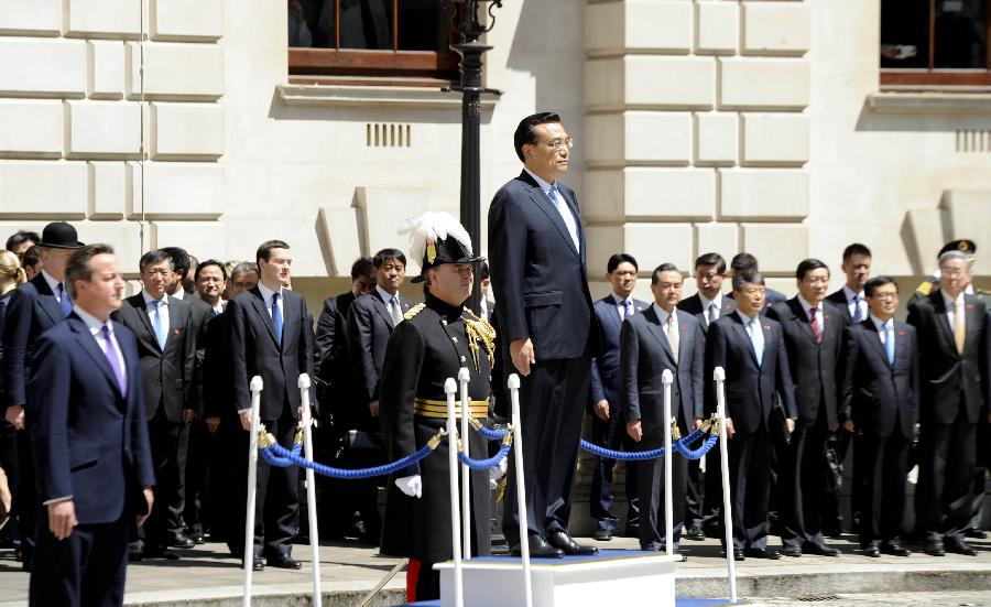 6月17日，中國國務(wù)院總理李克強(qiáng)在倫敦唐寧街10號首相府同英國首相卡梅倫舉行中英總理年度會晤。這是會晤前，卡梅倫為李克強(qiáng)舉行隆重的歡迎儀式。新華社記者 張鐸 攝 