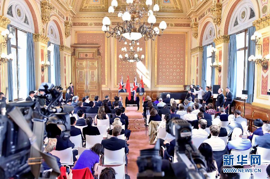 6月17日，中國(guó)國(guó)務(wù)院總理李克強(qiáng)同英國(guó)首相卡梅倫在倫敦舉行中英總理年度會(huì)晤后共同會(huì)見(jiàn)記者。新華社記者 李濤 攝
