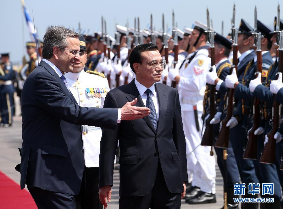 6月19日，國務院總理李克強乘專機抵達雅典國際機場，開始對希臘進行正式訪問。希臘總理薩馬拉斯在機場為李克強舉行隆重的歡迎儀式。這是李克強在薩馬拉斯的陪同下檢閱儀仗隊。新華社記者 龐興雷 攝  