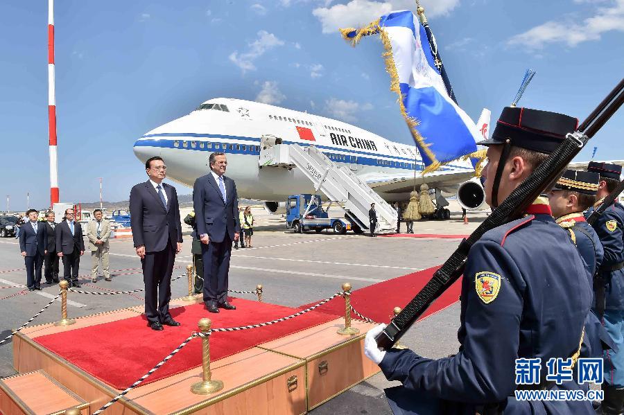 6月19日，國務院總理李克強乘專機抵達雅典國際機場，開始對希臘進行正式訪問。希臘總理薩馬拉斯在機場為李克強舉行隆重的歡迎儀式。新華社記者 李濤 攝