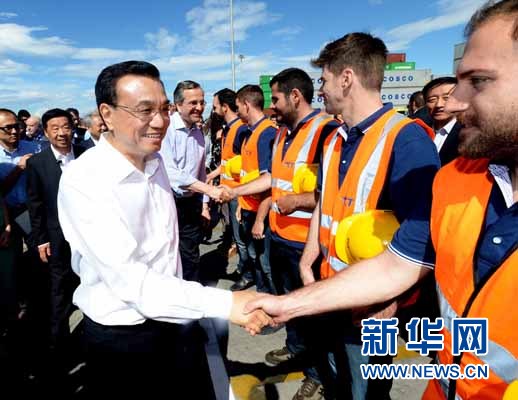 6月20日，國務(wù)院總理李克強(qiáng)與希臘總理薩馬拉斯共同考察中國遠(yuǎn)洋運(yùn)輸集團(tuán)比雷埃夫斯集裝箱碼頭。這是李克強(qiáng)和薩馬拉斯來到3號(hào)碼頭，同碼頭工人親切交流。新華社記者 李濤 攝 