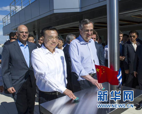 這是李克強(qiáng)與薩馬拉斯共同發(fā)出指令，一列滿載中國貨物的列車緩緩駛出比雷埃夫斯港，開往中東歐目的地。新華社記者 王曄 攝