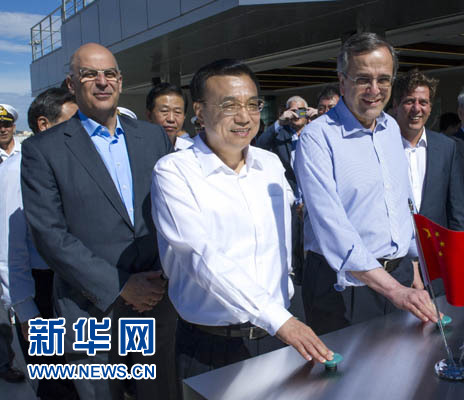 這是李克強(qiáng)與薩馬拉斯共同發(fā)出指令，一列滿載中國貨物的列車緩緩駛出比雷埃夫斯港，開往中東歐目的地。新華社記者 王曄 攝