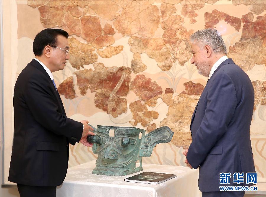 6月21日，國務(wù)院總理李克強與希臘總理薩馬拉斯共同出席希臘伊拉克利翁博物館新館開館儀式并發(fā)表講話。這是李克強向伊拉克利翁博物館贈送三星堆出土文物復(fù)制品。新華社記者 龐興雷 攝 