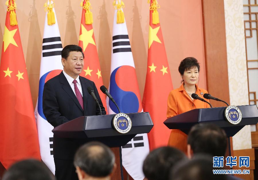 7月3日，國家主席習近平在首爾同韓國總統(tǒng)樸槿惠舉行會談。會談后，兩國元首共同會見記者。 新華社記者姚大偉攝