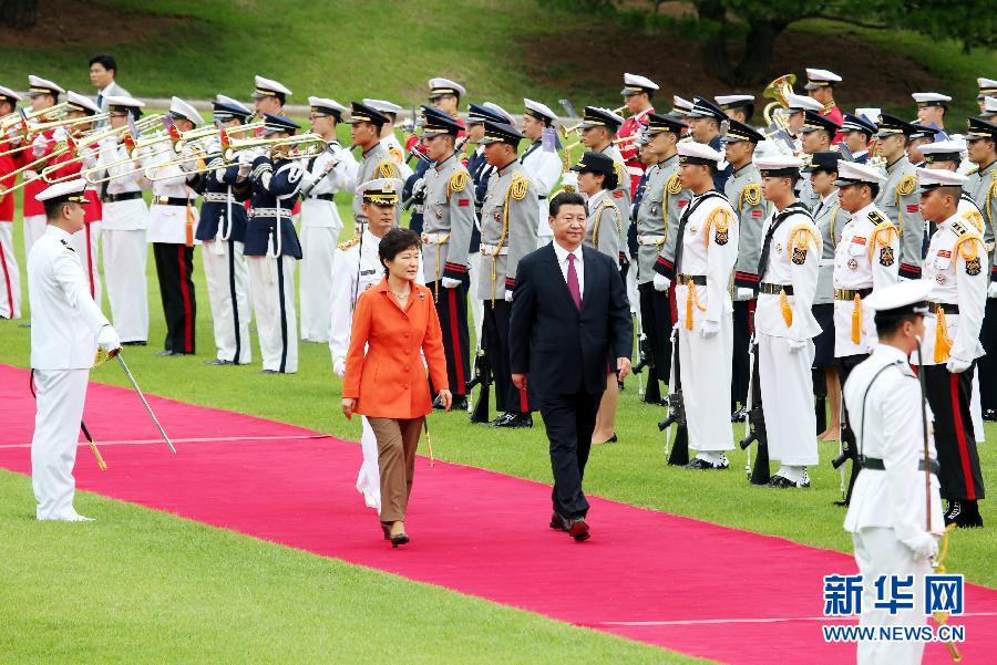 7月3日，國家主席習近平在首爾同韓國總統(tǒng)樸槿惠舉行會談。會談前，樸槿惠在青瓦臺總統(tǒng)府為習近平舉行隆重歡迎儀式。 新華社記者姚大偉攝