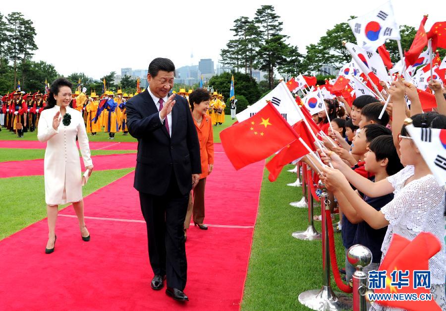 7月3日，國家主席習近平在首爾同韓國總統(tǒng)樸槿惠舉行會談。會談前，樸槿惠在青瓦臺總統(tǒng)府為習近平舉行隆重歡迎儀式。 新華社記者饒愛民攝 