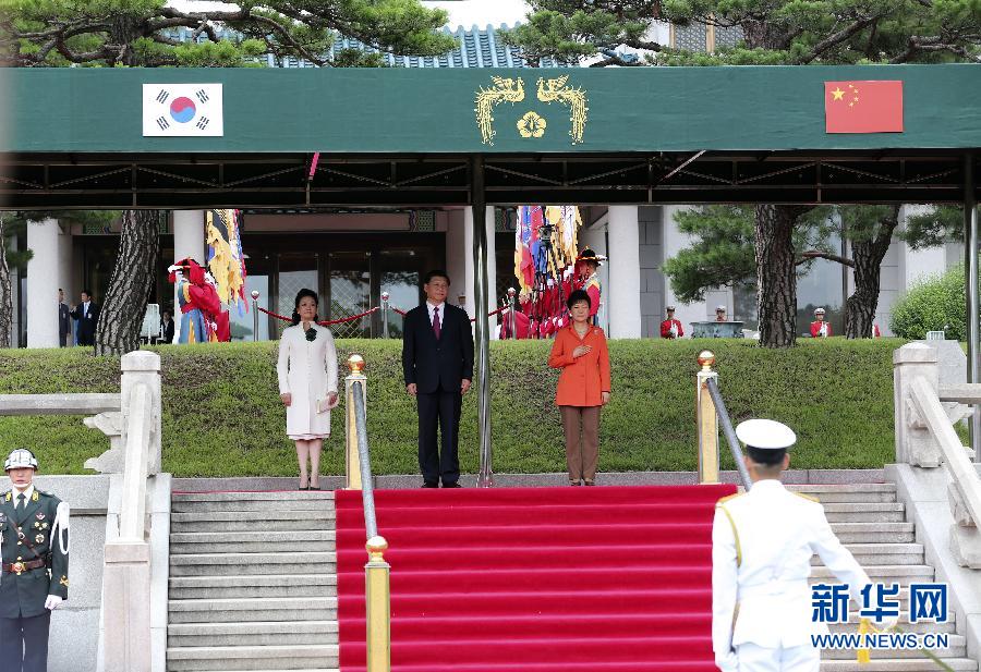 7月3日，國家主席習近平在首爾同韓國總統(tǒng)樸槿惠舉行會談。會談前，樸槿惠在青瓦臺總統(tǒng)府為習近平舉行隆重歡迎儀式。 新華社記者丁林攝 