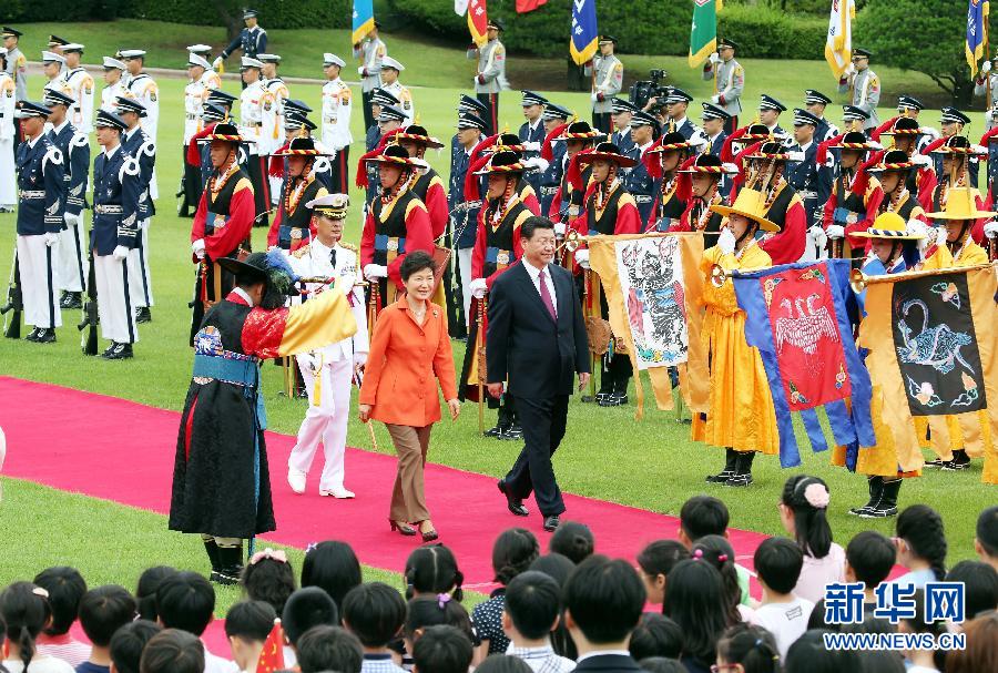 7月3日，國家主席習近平在首爾同韓國總統(tǒng)樸槿惠舉行會談。會談前，樸槿惠在青瓦臺總統(tǒng)府為習近平舉行隆重歡迎儀式。 新華社記者姚大偉攝 