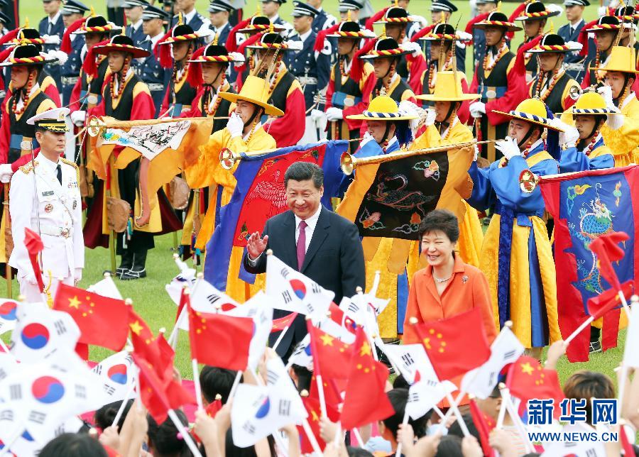 7月3日，國家主席習近平在首爾同韓國總統(tǒng)樸槿惠舉行會談。會談前，樸槿惠在青瓦臺總統(tǒng)府為習近平舉行隆重歡迎儀式。 新華社記者姚大偉攝 