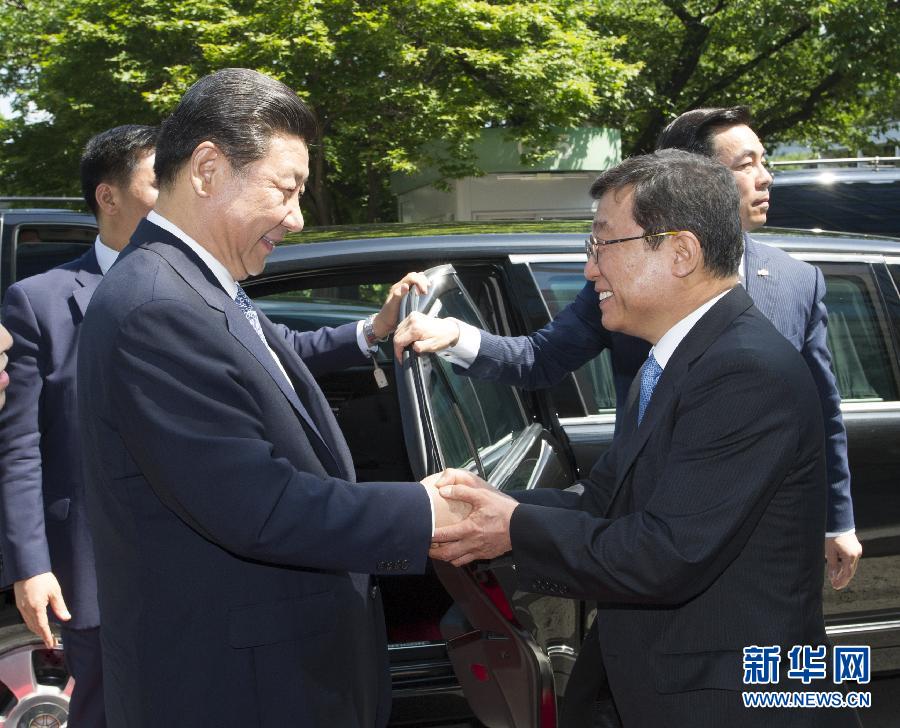 7月4日，國家主席習(xí)近平在韓國國立首爾大學(xué)發(fā)表題為《共創(chuàng)中韓合作未來　同襄亞洲振興繁榮》的重要演講。這是首爾大學(xué)校長吳然天迎接習(xí)近平主席。新華社記者 謝環(huán)馳 攝 