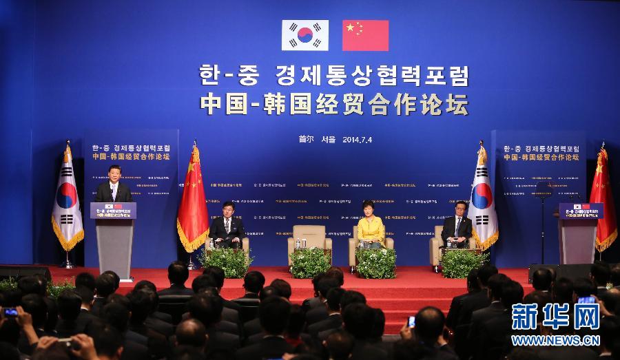 7月4日，國(guó)家主席習(xí)近平在首爾與韓國(guó)總統(tǒng)樸槿惠共同出席中韓經(jīng)貿(mào)合作論壇。習(xí)近平發(fā)表題為《攜手合作，共創(chuàng)未來(lái)》的重要講話。 新華社記者蘭紅光 攝  