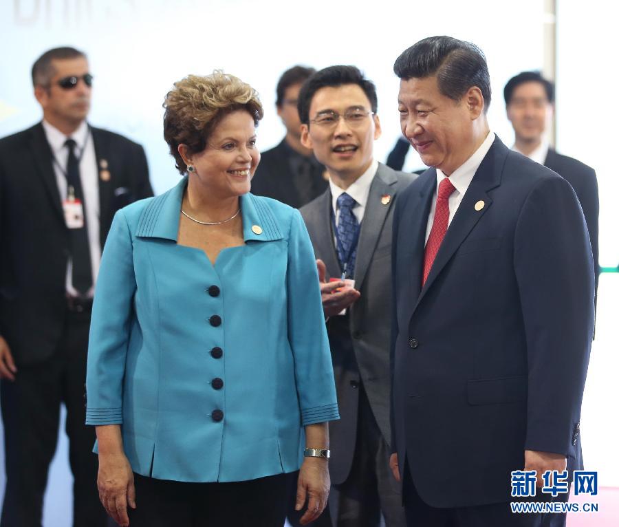 7月15日，國(guó)家主席習(xí)近平在巴西福塔萊薩出席金磚國(guó)家領(lǐng)導(dǎo)人第六次會(huì)晤。這是巴西總統(tǒng)羅塞夫迎接習(xí)近平主席。 新華社記者 蘭紅光 攝 
