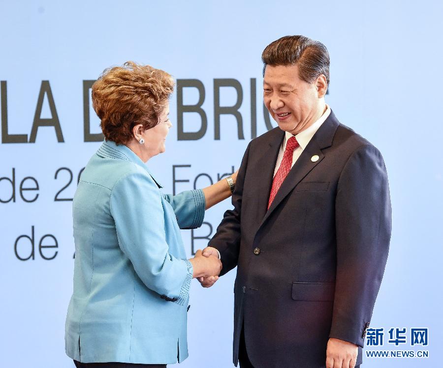 7月15日，國(guó)家主席習(xí)近平在巴西福塔萊薩出席金磚國(guó)家領(lǐng)導(dǎo)人第六次會(huì)晤。這是巴西總統(tǒng)羅塞夫迎接習(xí)近平主席。 新華社記者 李學(xué)仁 攝  