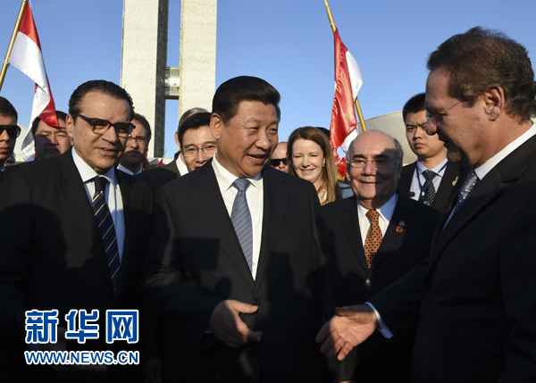 7月16日，國家主席習近平在巴西利亞會見巴西參議長卡列羅斯（前右）和眾議長阿爾維斯（前左）。 新華社記者 李學仁 攝 
