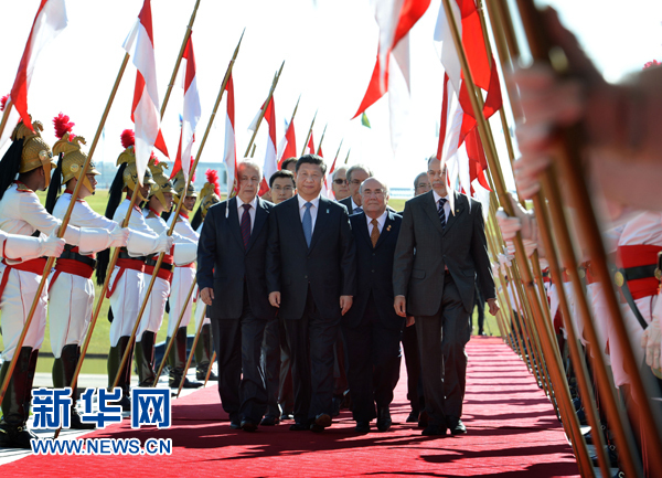 7月16日，國家主席習近平在巴西利亞會見巴西參議長卡列羅斯和眾議長阿爾維斯。這是習近平步入國會大廈。 新華社記者 劉建生 攝 