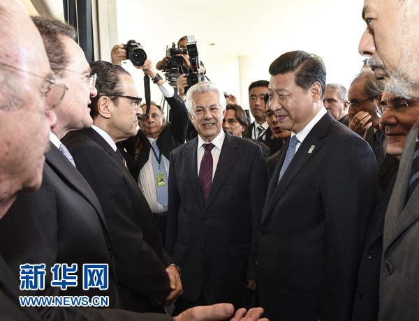 7月16日，國家主席習近平在巴西利亞會見巴西參議長卡列羅斯和眾議長阿爾維斯。這是兩院議長迎接習近平主席，并介紹議員代表。 新華社記者李學仁 攝 