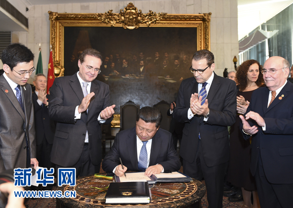 7月16日，國家主席習近平在巴西利亞會見巴西參議長卡列羅斯（前排左二）和眾議長阿爾維斯（前排右二）。這是習近平應邀為參眾兩院題詞。新華社記者 李學仁 攝 