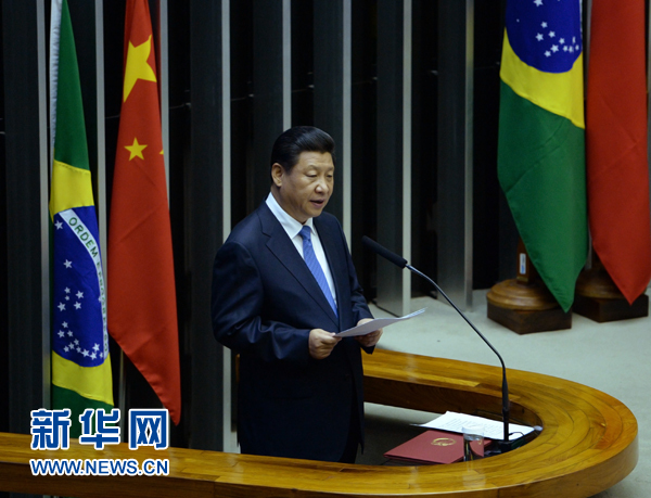 7月16日，國家主席習近平在巴西國會發(fā)表《弘揚傳統(tǒng)友好共譜合作新篇》的演講。 新華社記者 劉建生 攝 