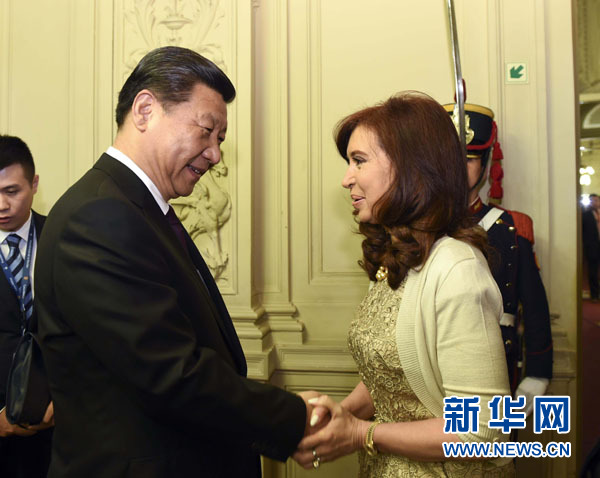 當?shù)貢r間7月18日，國家主席習近平在布宜諾斯艾利斯同阿根廷總統(tǒng)克里斯蒂娜舉行會談。這是會談開始前，克里斯蒂娜在總統(tǒng)府為習近平舉行隆重歡迎儀式。新華社記者 李學仁 攝