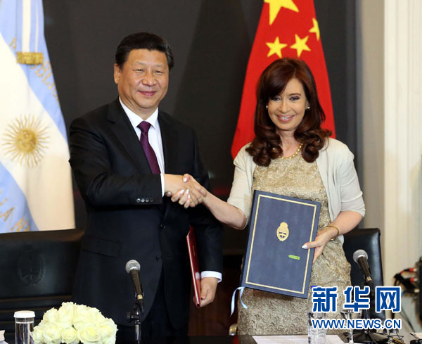 當?shù)貢r間7月18日，國家主席習近平在布宜諾斯艾利斯同阿根廷總統(tǒng)克里斯蒂娜舉行會談。這是會談后，兩國元首共同簽署并發(fā)表《中華人民共和國和阿根廷共和國關于建立全面戰(zhàn)略伙伴關系的聯(lián)合聲明》。新華社記者 劉衛(wèi)兵 攝