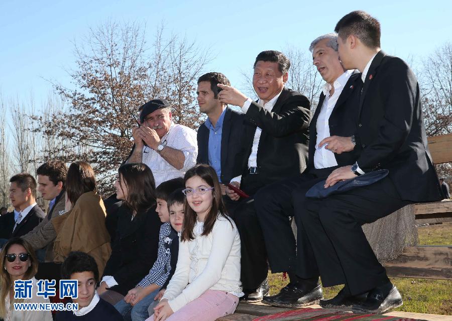 當地時間7月19日，正在對阿根廷進行國事訪問的國家主席習近平參觀共和國莊園，考察阿根廷農牧業(yè)，了解阿根廷農牧民文化特色。新華社記者劉衛(wèi)兵攝