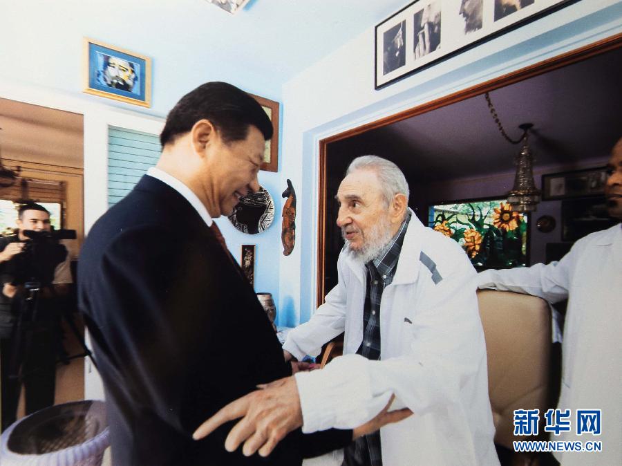 當(dāng)?shù)貢r(shí)間7月22日，國家主席習(xí)近平在哈瓦那親切探望古巴革命領(lǐng)袖菲德爾·卡斯特羅。 新華社發(fā)