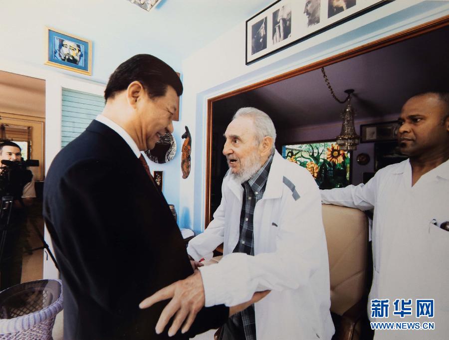 當(dāng)?shù)貢r(shí)間7月22日，國家主席習(xí)近平在哈瓦那親切探望古巴革命領(lǐng)袖菲德爾·卡斯特羅。 新華社發(fā)