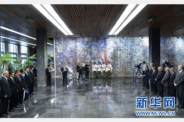 當(dāng)?shù)貢r(shí)間7月22日，國(guó)家主席習(xí)近平在哈瓦那接受古巴政府授予的“何塞·馬蒂”勛章。古巴國(guó)務(wù)委員會(huì)主席兼部長(zhǎng)會(huì)議主席勞爾·卡斯特羅為習(xí)近平佩戴勛章。新華社記者馬占成攝