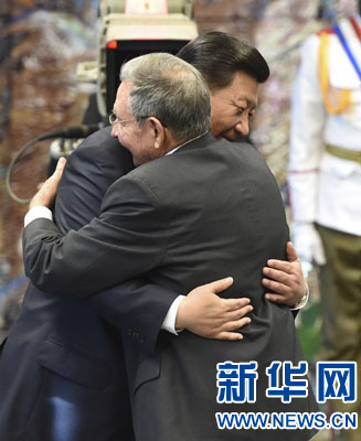 當(dāng)?shù)貢r(shí)間7月22日，國(guó)家主席習(xí)近平在哈瓦那接受古巴政府授予的“何塞·馬蒂”勛章。古巴國(guó)務(wù)委員會(huì)主席兼部長(zhǎng)會(huì)議主席勞爾·卡斯特羅為習(xí)近平佩戴勛章。新華社記者馬占成攝