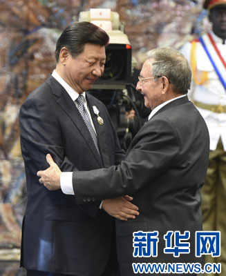 當(dāng)?shù)貢r(shí)間7月22日，國(guó)家主席習(xí)近平在哈瓦那接受古巴政府授予的“何塞·馬蒂”勛章。古巴國(guó)務(wù)委員會(huì)主席兼部長(zhǎng)會(huì)議主席勞爾·卡斯特羅為習(xí)近平佩戴勛章。新華社記者馬占成攝