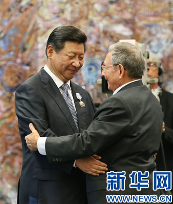 當(dāng)?shù)貢r(shí)間7月22日，國(guó)家主席習(xí)近平在哈瓦那接受古巴政府授予的“何塞·馬蒂”勛章。古巴國(guó)務(wù)委員會(huì)主席兼部長(zhǎng)會(huì)議主席勞爾·卡斯特羅為習(xí)近平佩戴勛章。新華社記者劉衛(wèi)兵攝
