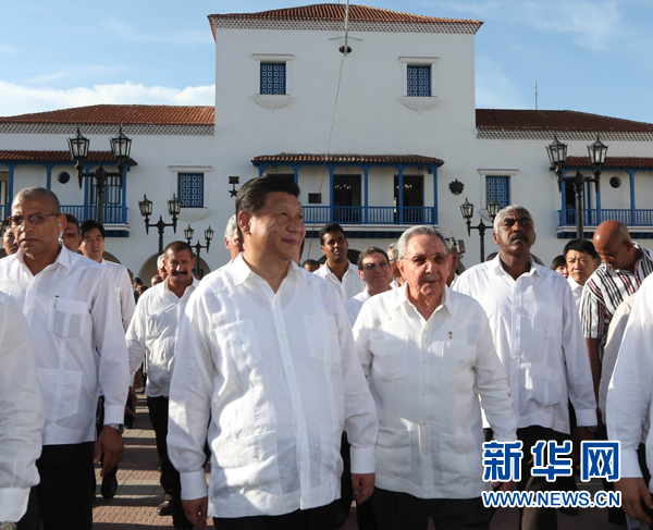當?shù)貢r間7月23日，國家主席習近平在古巴國務委員會主席兼部長會議主席勞爾·卡斯特羅全程陪同下，訪問古巴第二大城市、被稱為“英雄城”的圣地亞哥。這是習近平和勞爾參觀圣地亞哥市政府。新華社記者蘭紅光 攝