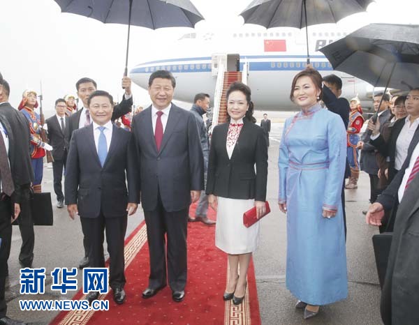 8月21日，國(guó)家主席習(xí)近平抵達(dá)烏蘭巴托，開(kāi)始對(duì)蒙古國(guó)進(jìn)行國(guó)事訪問(wèn)。習(xí)近平和夫人彭麗媛在機(jī)場(chǎng)受到蒙古國(guó)總理阿勒坦呼亞格夫婦熱情迎接。新華社記者鞠鵬攝 