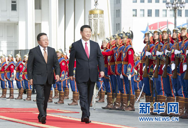 8月21日，國家主席習(xí)近平在烏蘭巴托同蒙古國總統(tǒng)額勒貝格道爾吉舉行會談。會談前，額勒貝格道爾吉在國家宮前廣場為習(xí)近平舉行隆重歡迎儀式。新華社記者 黃敬文 攝