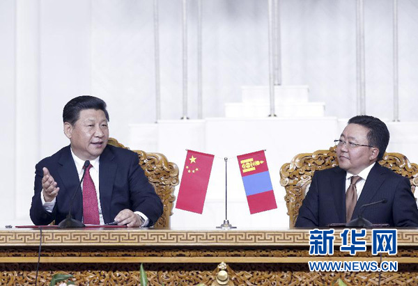 8月21日，國家主席習(xí)近平在烏蘭巴托同蒙古國總統(tǒng)額勒貝格道爾吉舉行會談。會談后，兩國元首共同會見記者。 新華社記者 鞠鵬 攝
