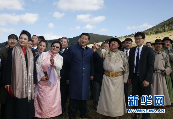 8月22日，國家主席習(xí)近平在蒙古國總統(tǒng)額勒貝格道爾吉陪同下前往烏蘭巴托市郊觀看那達(dá)慕。這是習(xí)近平和夫人彭麗媛同額勒貝格道爾吉夫婦觀看表演。新華社記者 鞠鵬 攝
