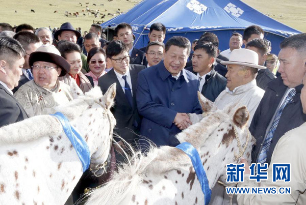 8月22日，國家主席習(xí)近平在蒙古國總統(tǒng)額勒貝格道爾吉陪同下前往烏蘭巴托市郊觀看那達(dá)慕。額勒貝格道爾吉向習(xí)近平夫婦贈送兩匹蒙古馬。習(xí)近平為兩匹馬分別取名阿爾泰和克魯倫，寓意中蒙兩國山水相連、睦鄰友好。新華社記者 鞠鵬 攝