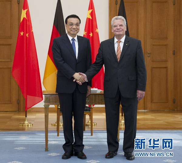 10月10日，國務(wù)院總理李克強在柏林會見德國總統(tǒng)高克。 新華社記者 王曄 攝 