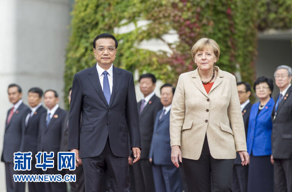 10月10日，德國總理默克爾在柏林總理府前廣場舉行隆重儀式，歡迎國務院總理李克強對德國進行正式訪問。 新華社記者 謝環(huán)馳 攝 