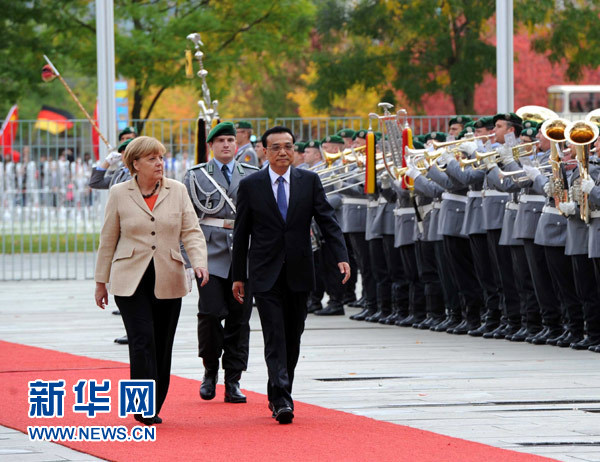 10月10日，德國總理默克爾在柏林總理府前廣場舉行隆重儀式，歡迎中國國務院總理李克強對德國進行正式訪問。 新華社記者 饒愛民 攝 
