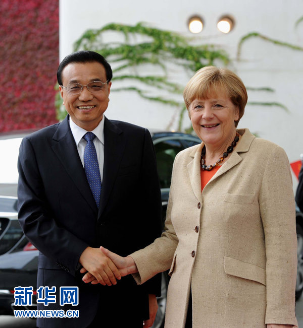 10月10日，德國總理默克爾在柏林總理府前廣場舉行隆重儀式，歡迎中國國務院總理李克強對德國進行正式訪問。 新華社記者 饒愛民 攝 