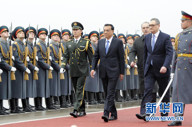 10月12日，中國國務(wù)院總理李克強(qiáng)乘專機(jī)抵達(dá)莫斯科，開始對俄羅斯進(jìn)行正式訪問并舉行中俄總理第十九次定期會晤。俄方在機(jī)場舉行隆重儀式，歡迎李克強(qiáng)總理。新華社記者 張鐸 攝