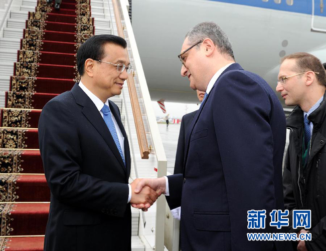 10月12日，中國國務(wù)院總理李克強(qiáng)乘專機(jī)抵達(dá)莫斯科，開始對俄羅斯進(jìn)行正式訪問并舉行中俄總理第十九次定期會晤。俄羅斯聯(lián)邦政府高級官員到機(jī)場迎接李克強(qiáng)總理。新華社記者 饒愛民 攝