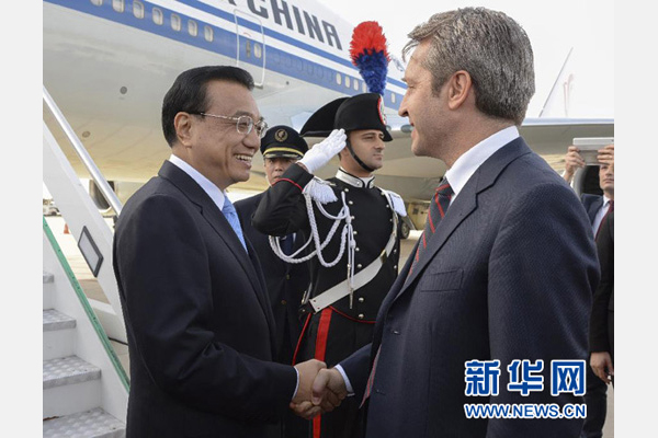 10月14日，國(guó)務(wù)院總理李克強(qiáng)乘專機(jī)抵達(dá)羅馬，開始對(duì)意大利進(jìn)行正式訪問，意大利政府高級(jí)官員到機(jī)場(chǎng)迎接。 新華社記者李學(xué)仁攝