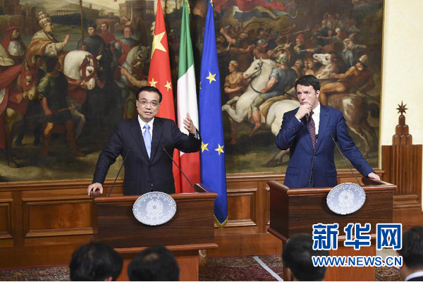 10月14日，國(guó)務(wù)院總理李克強(qiáng)在羅馬與意大利總理倫齊舉行會(huì)談后共同會(huì)見(jiàn)記者。 新華社記者 李學(xué)仁 攝