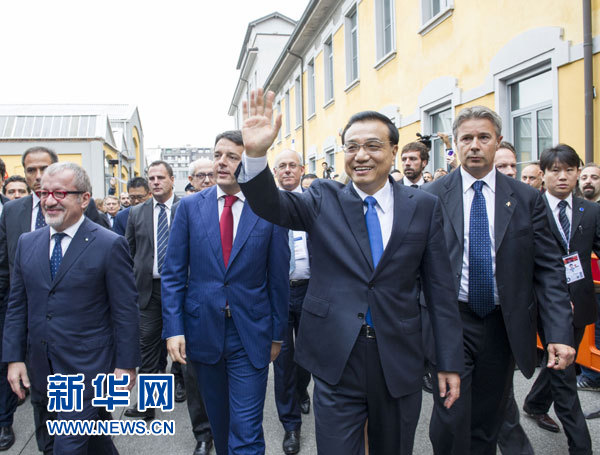 10月16日，中國國務(wù)院總理李克強在米蘭與意大利總理倫齊共同出席第五屆中意創(chuàng)新合作周大會并致辭。這是李克強抵達位于米蘭理工大學(xué)的會場。新華社記者王曄攝